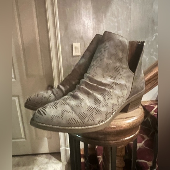 Blowfish NWOT never worn vegan ladies booty size size 10 gray with gold inlay - Picture 5 of 12